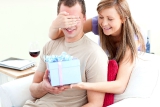 как удивить мужчину подарком